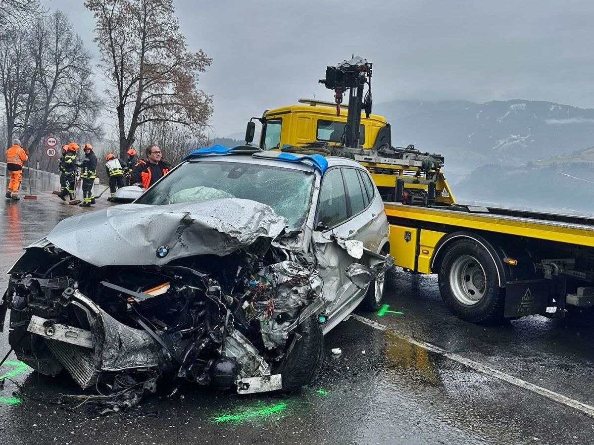 Kollision mit Sattelzug auf B-320