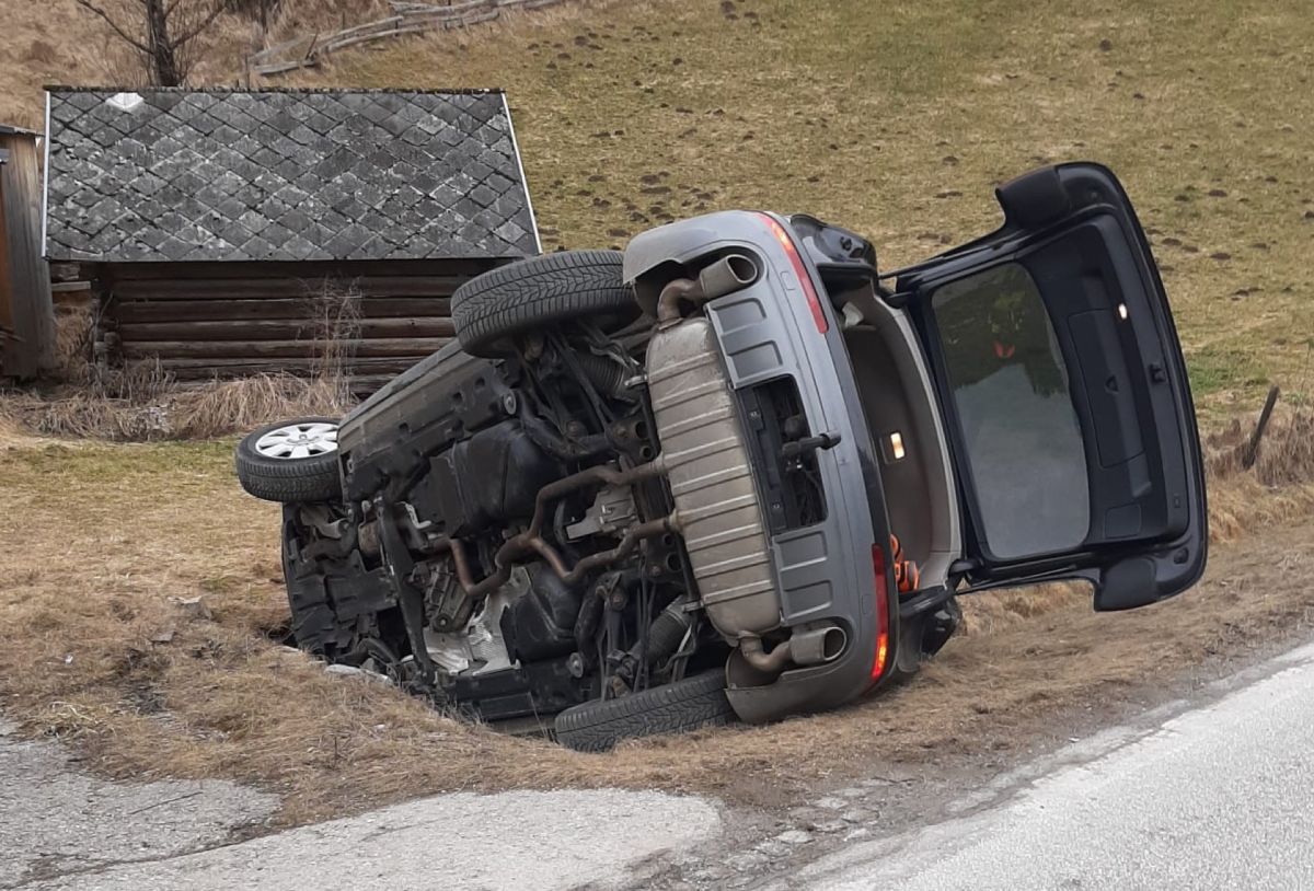 PKW liegt seitlich auf der B75