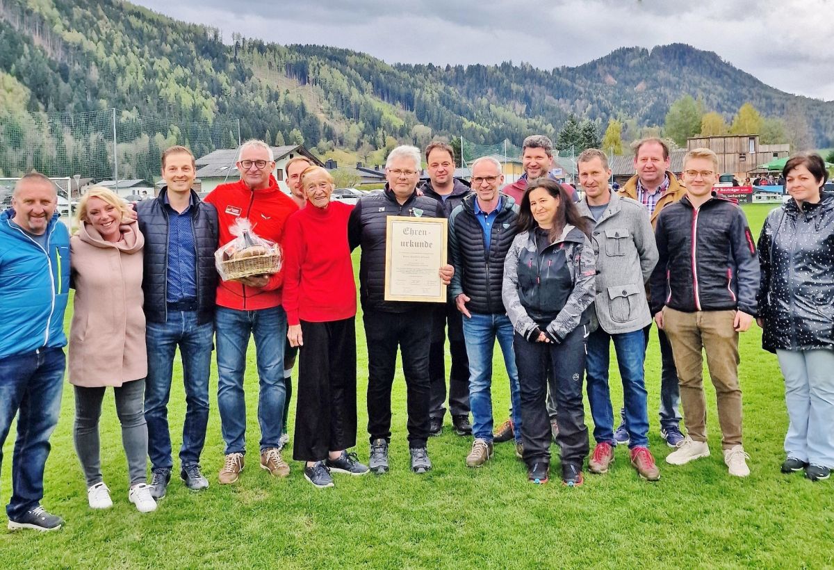 Goldene Ehrennadel für Manfred Schwab