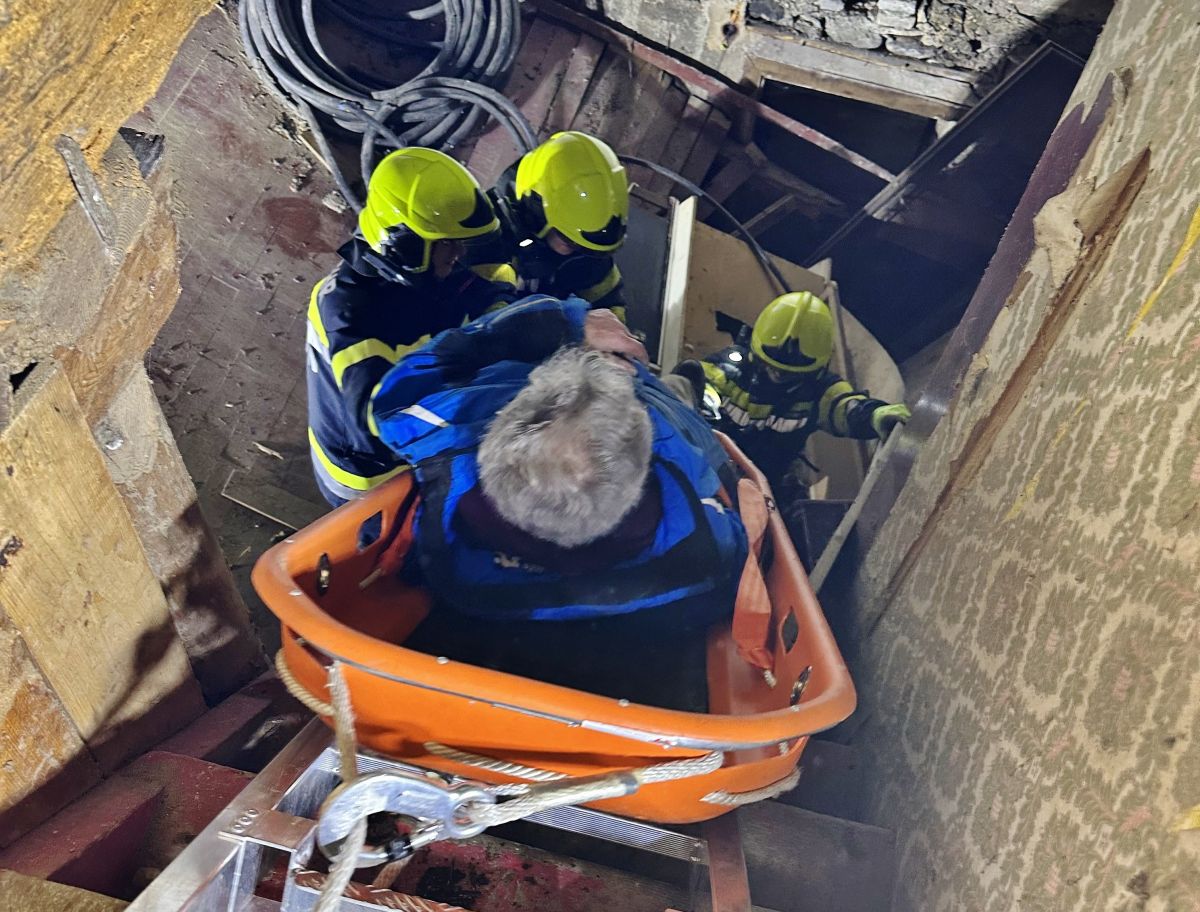 Menschenrettung nach eingestürzter Decke