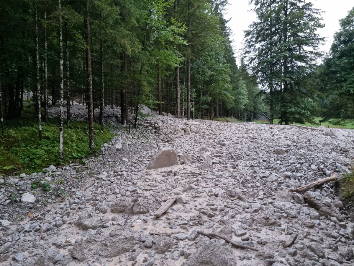 Straße durch Steinlawine verschüttet