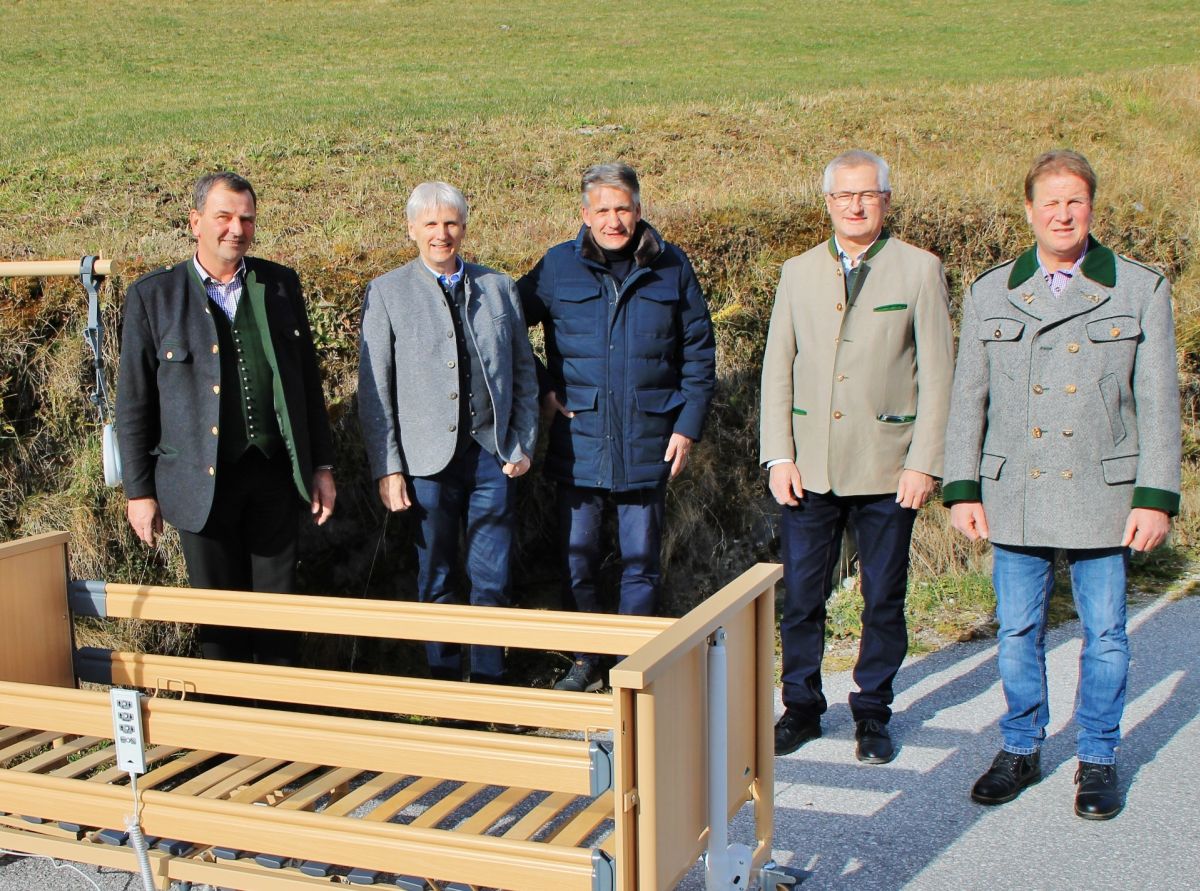 Kameraden übergeben neues Krankenbett