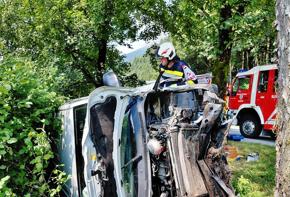 Schwerer Verkehrsunfall auf der B320