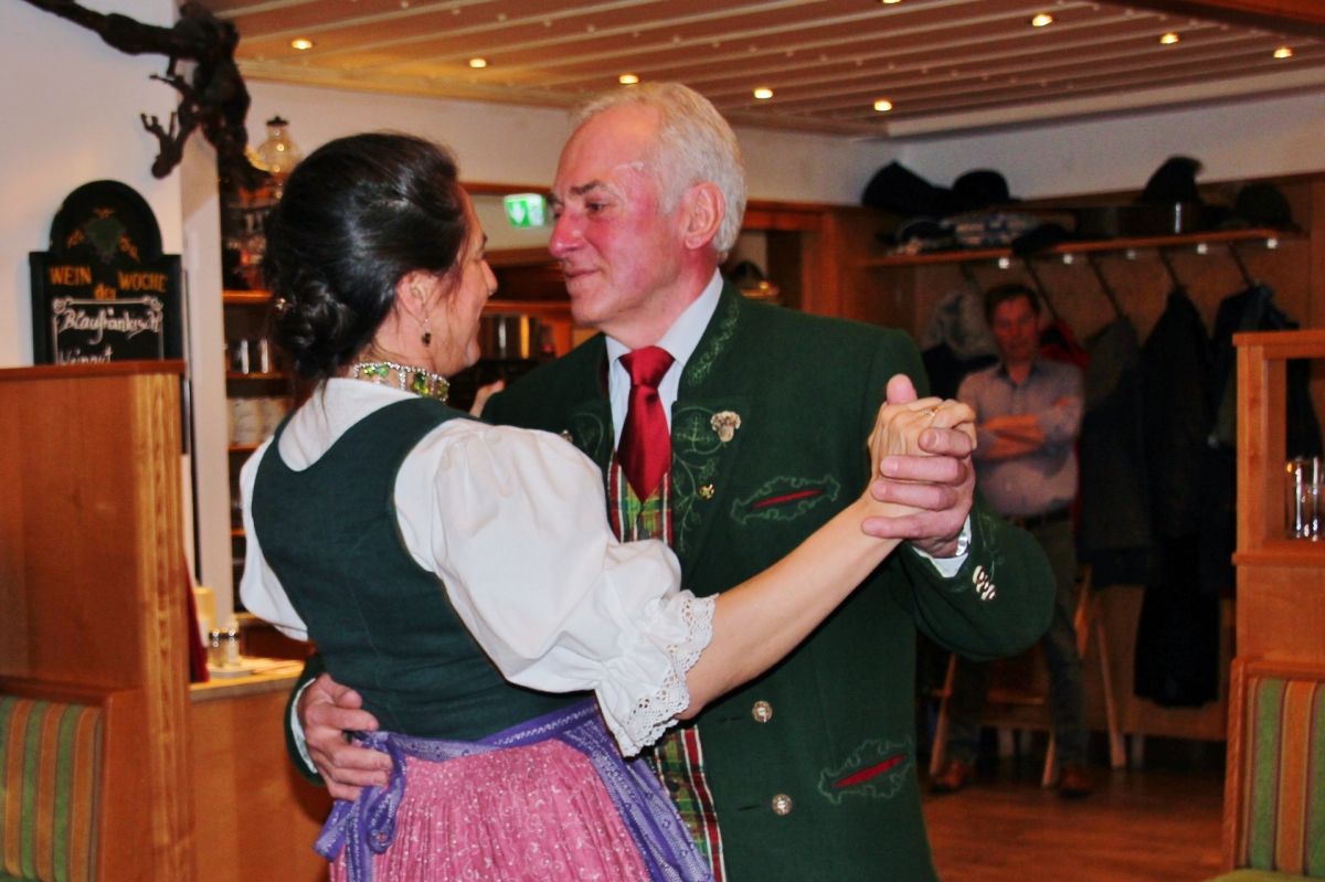 ÖKB Tauplitz feiert den Schneerosenball