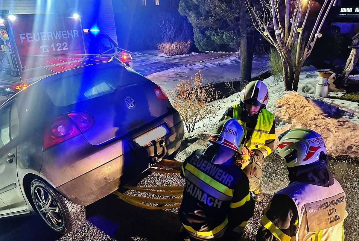 Feuerwehr bei außergewöhnlicher Fahrzeugbergung