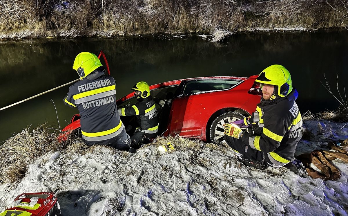 Person aus überflutetem Fahrzeug gerettet