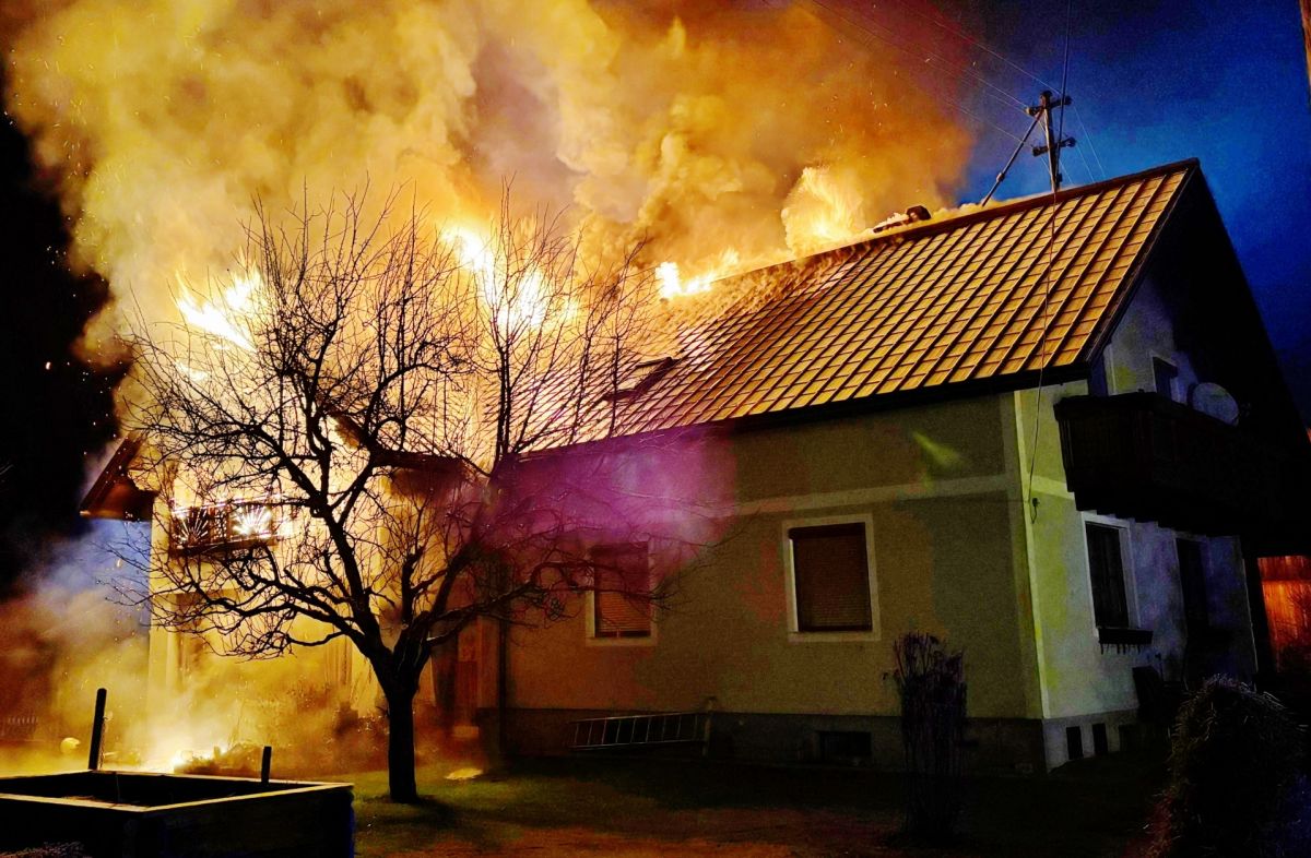 Balkonfeuer greift auf Dachstuhl über