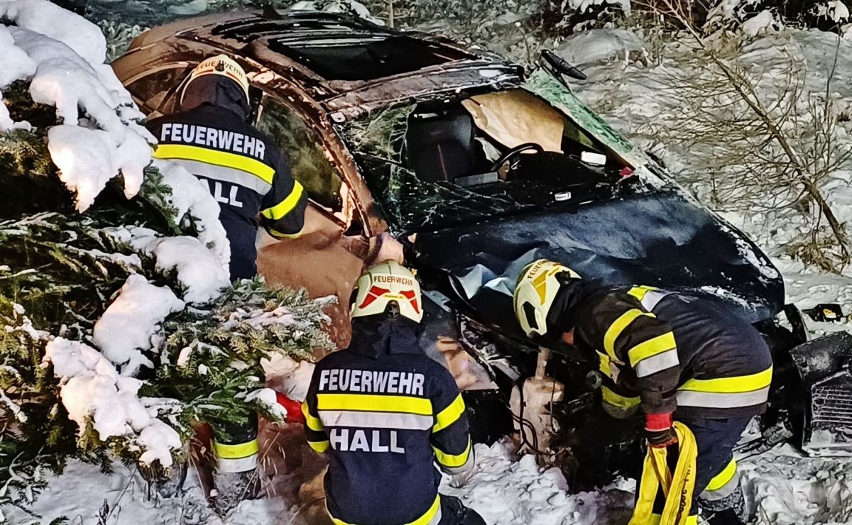 Feuerwehr befreit verunglückten Lenker