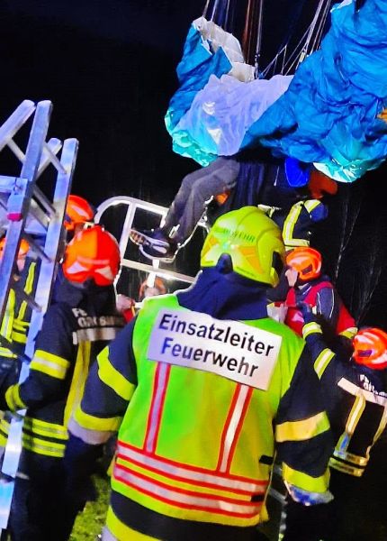 Paragleiter hängt in einer Hochspannungsleitung