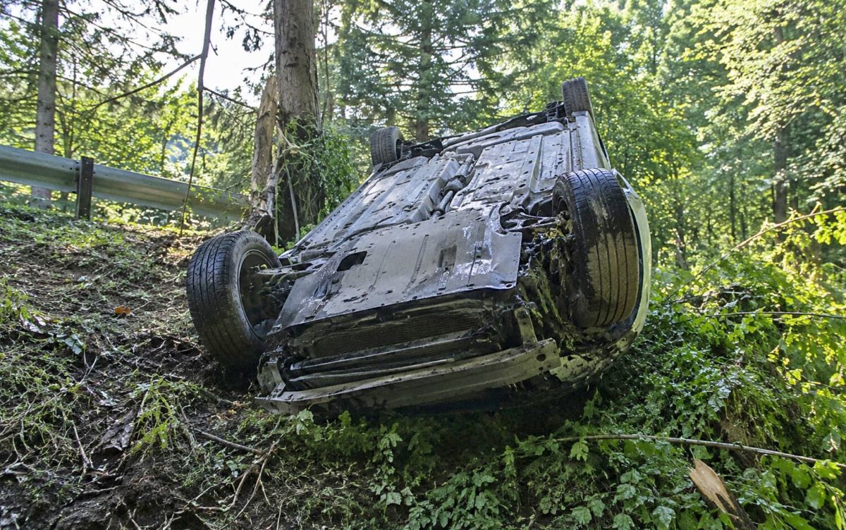 Pkw überschlug sich nach Baumkollision
