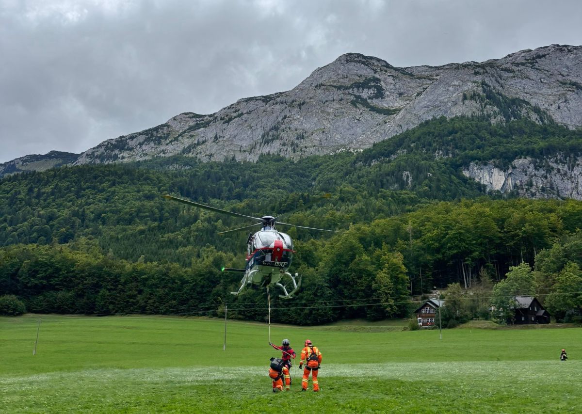 Polizeihubschrauber löscht Waldbrand