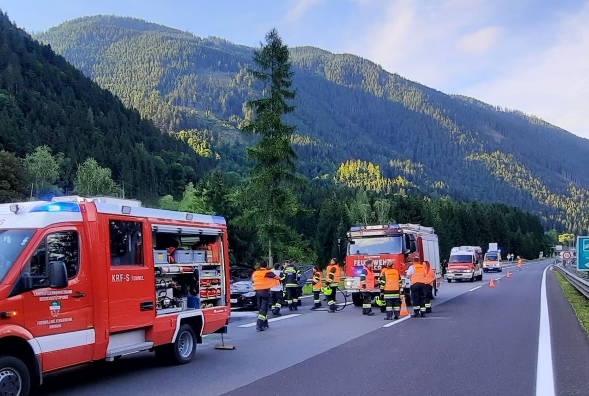 PKW-Brand auf der Autobahn
