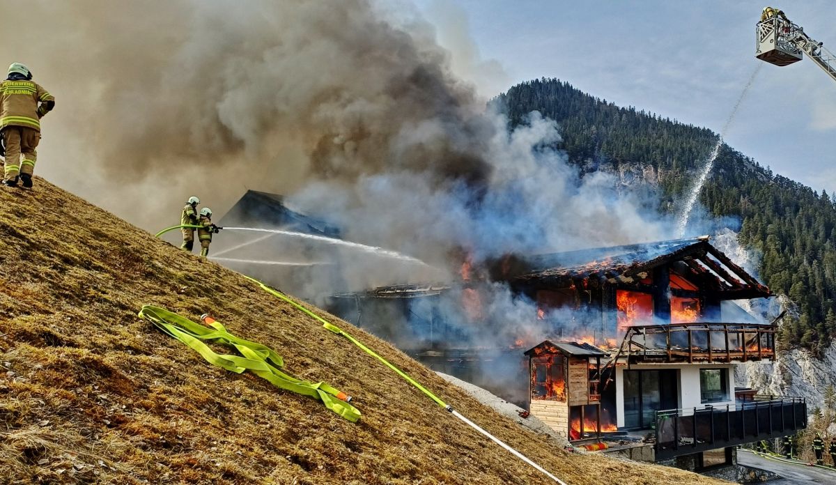 Großbrand fordert massiven Feuerwehreinsatz