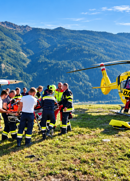 Einsatzkräfte retten Verletzten aus unwegsamem Gelände