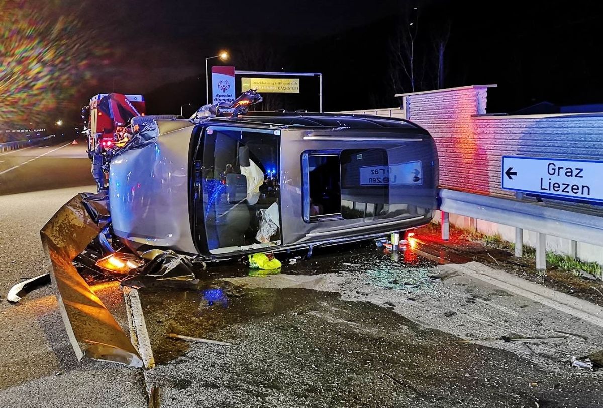 Fahrzeugüberschlag bei der Einfahrt West