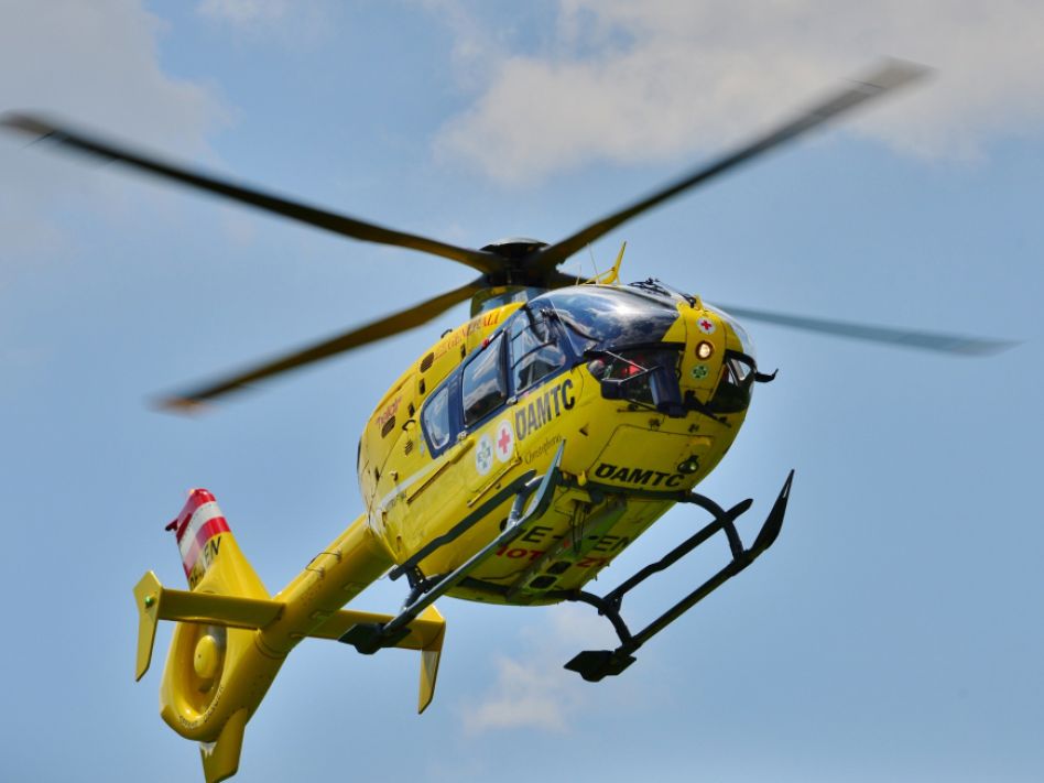 Pkw stürzt 200 Meter in steiles Waldgebiet ab