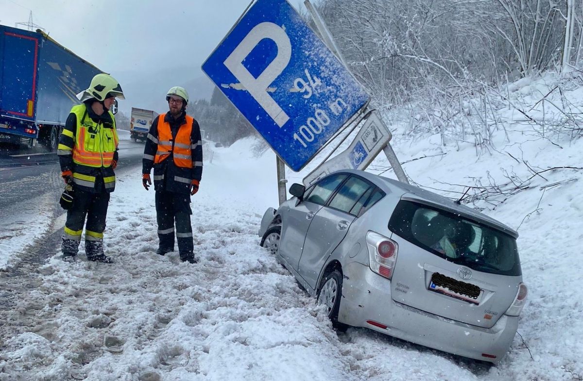 PKW kollidierte frontal mit Verkehrstafel