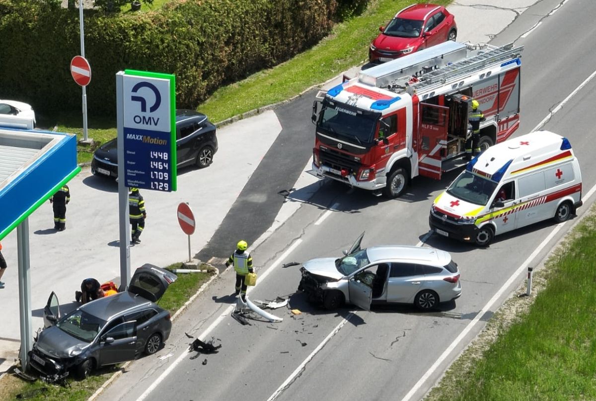 Vier Verletzte bei Verkehrsunfall auf der B145
