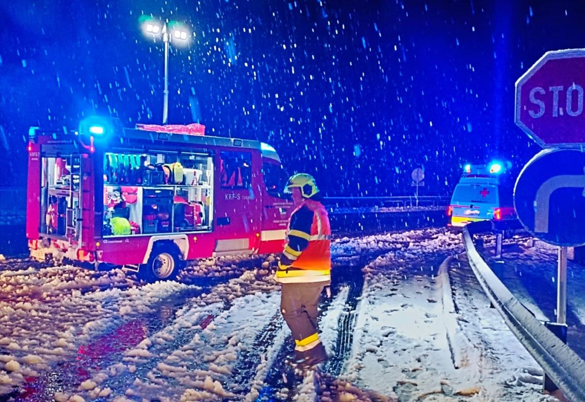 Verkehrsunfall mit eingeklemmter Person