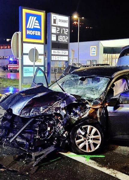 11-Jähriges Mädchen aus Auto geschleudert