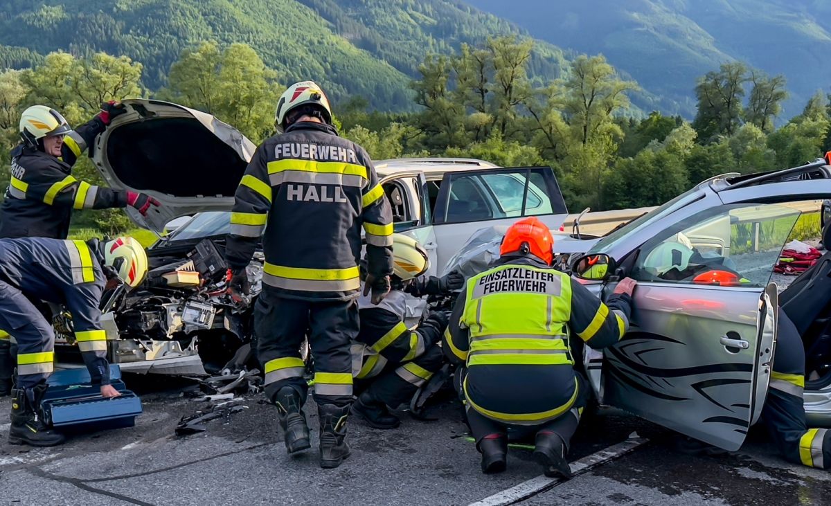 Frontalcrash auf der B146 bei Hall