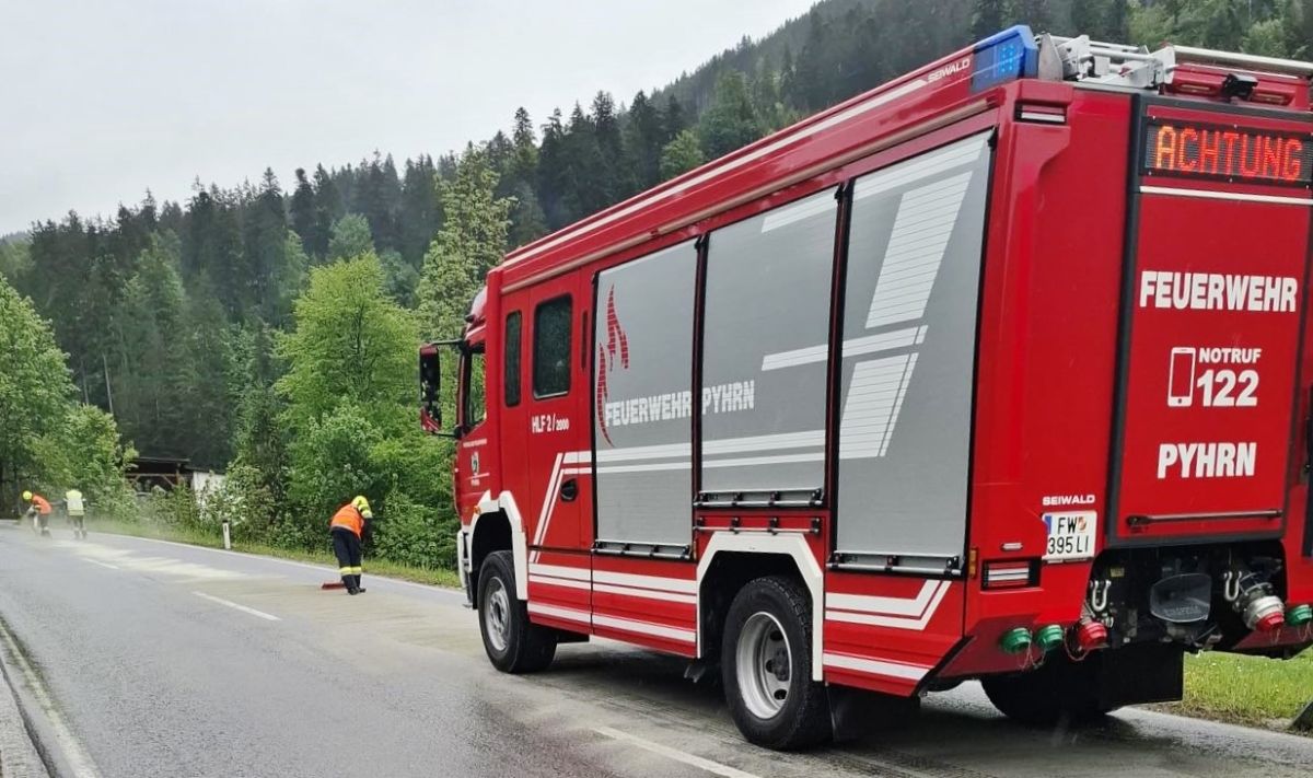 12 Kilometer lange Ölspur auf der B138