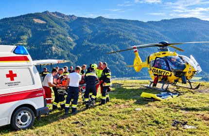Einsatzkräfte retten Verletzten aus unwegsamem Gelände