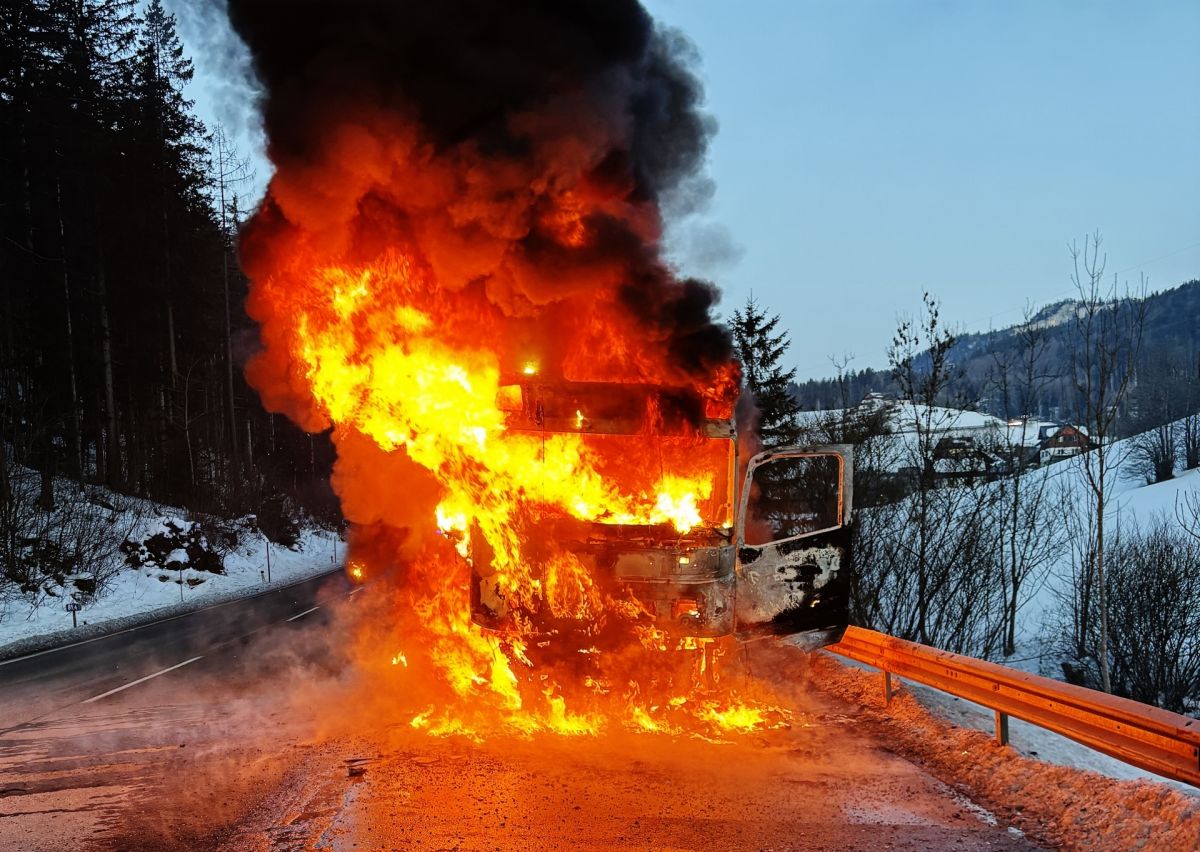 Führerhaus auf der B145 in Vollbrand
