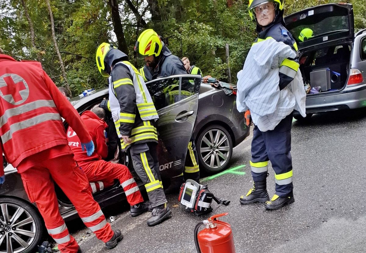 Verkehrsunfall mit eingeklemmter Person