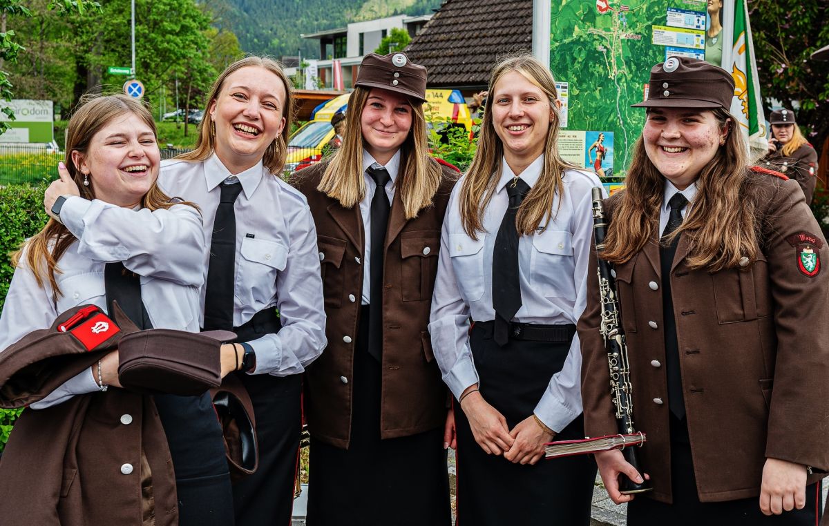 Feuerwehren und Gemeinde beim Kirchgang vereint