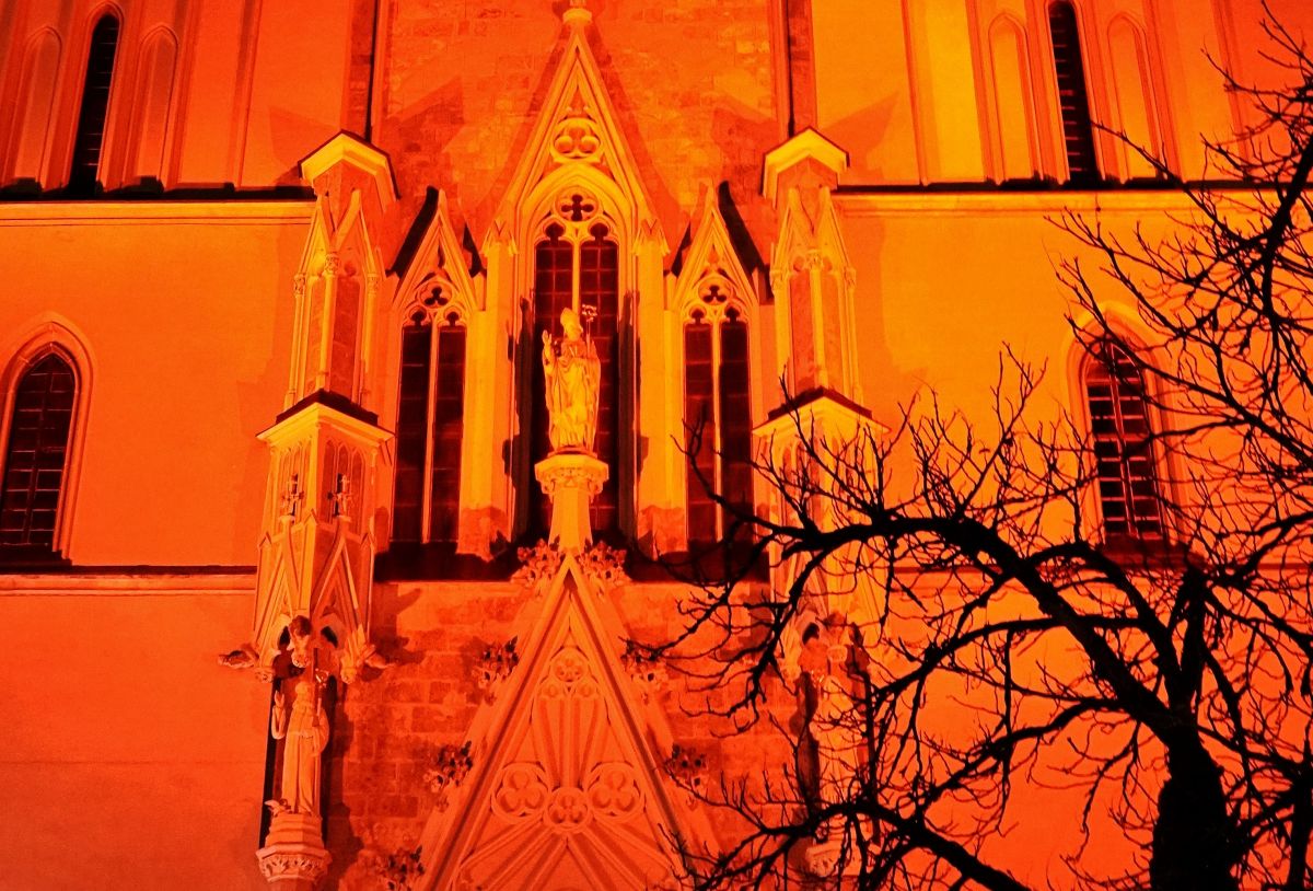 Benediktiner Stiftskirche leuchtet Blutrot