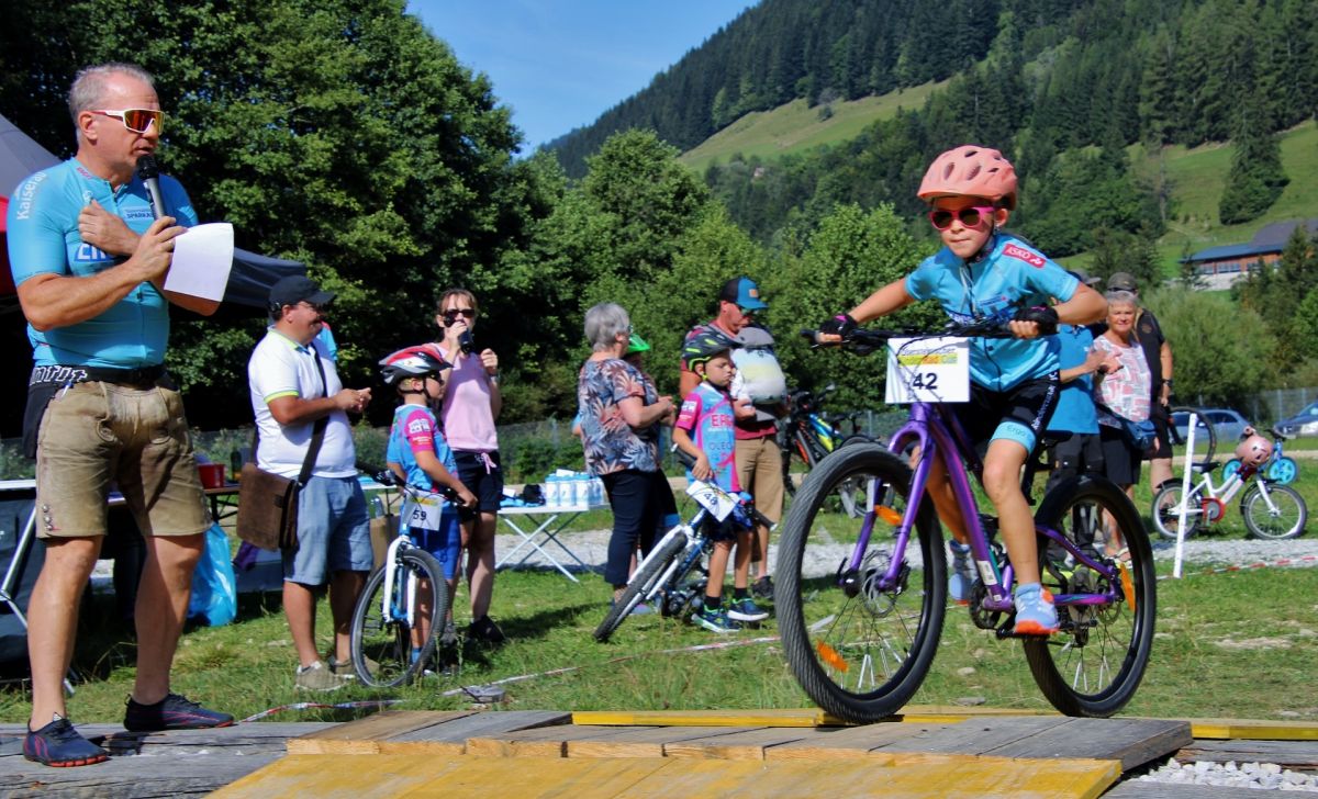 Pedalhelden erobern die legendäre Skiflugschanze