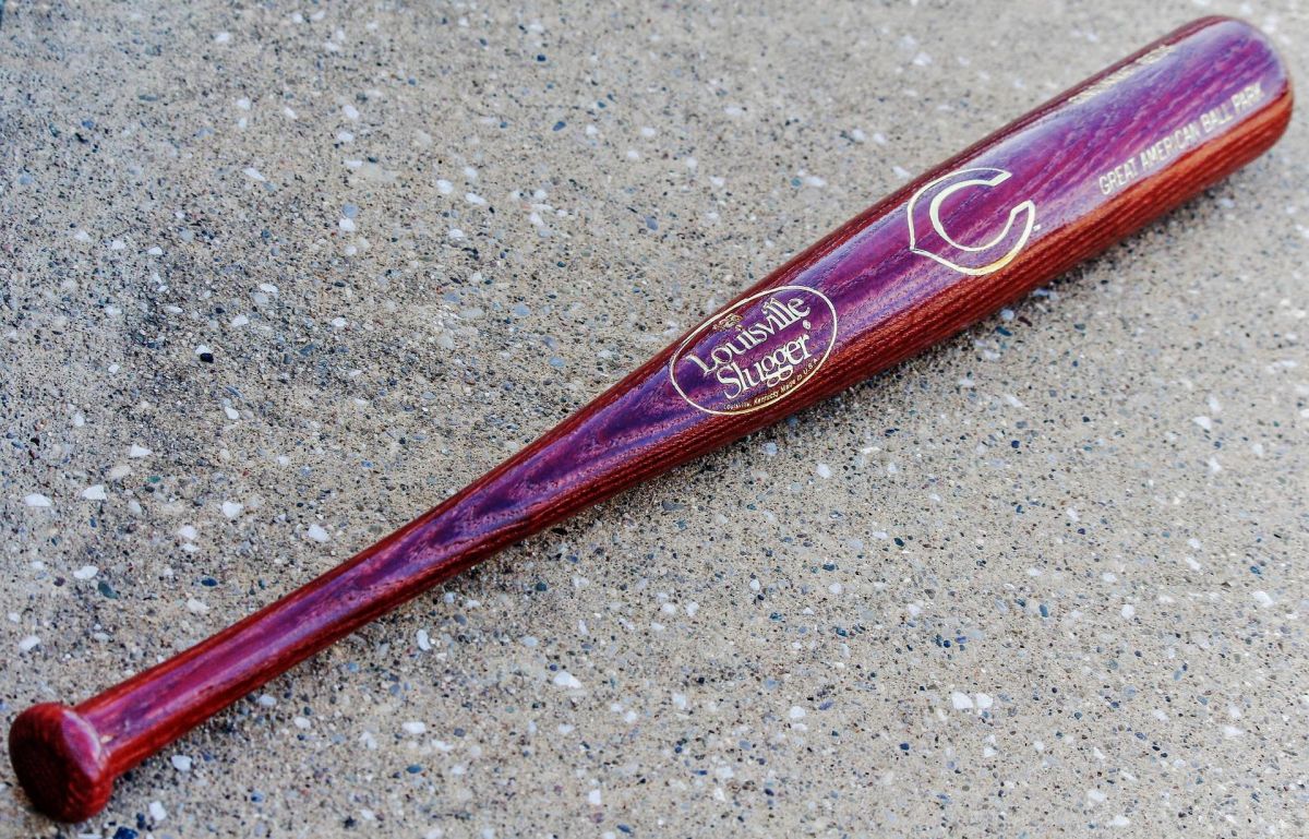 Mit Baseballschläger Polizeiinspektion verwüstet