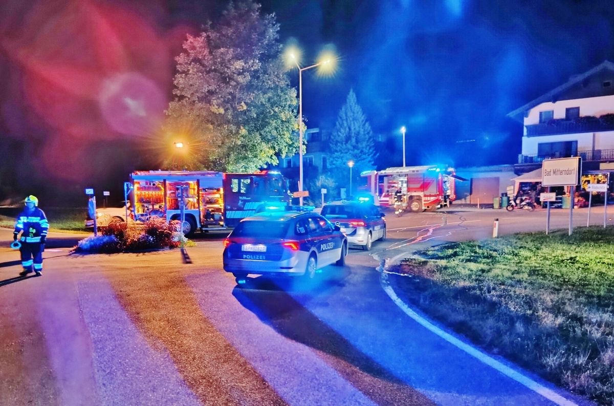 Gegen Supermarkt und Baum gekracht