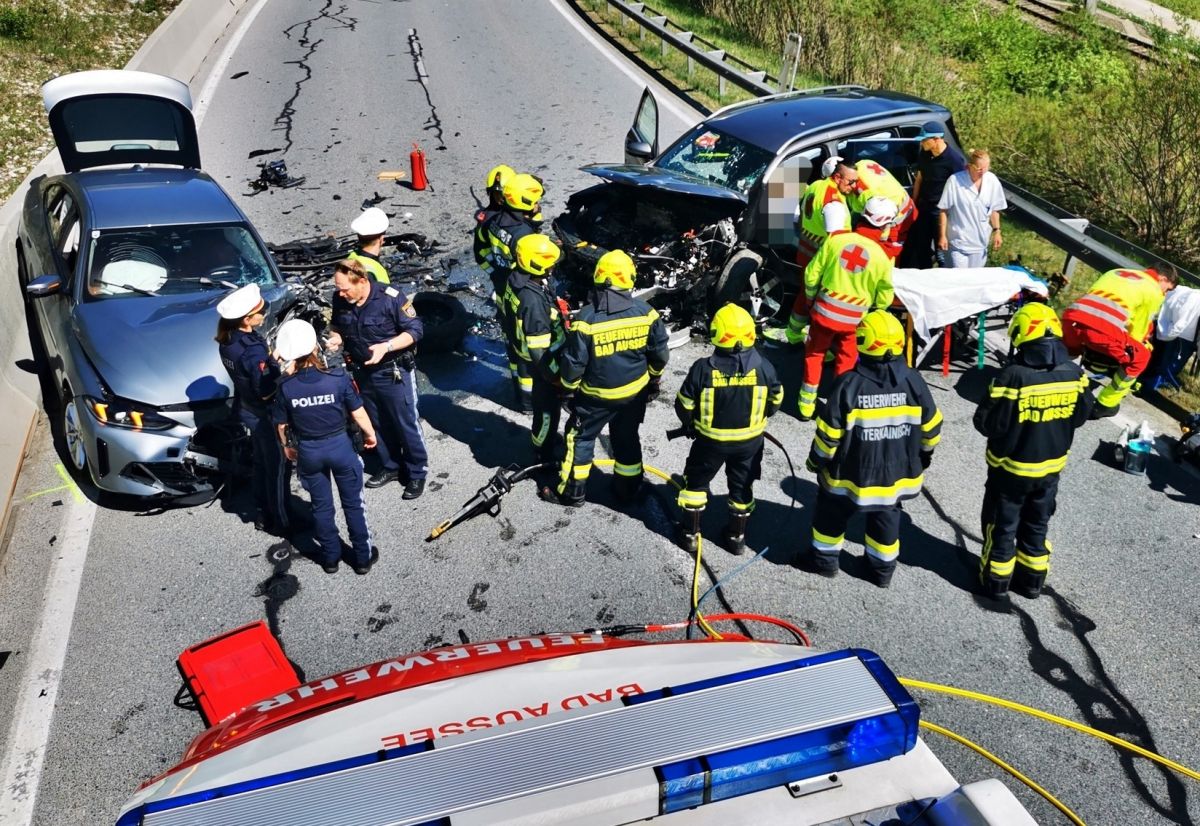 Eingeklemmte Person bei schwerem Verkehrsunfall