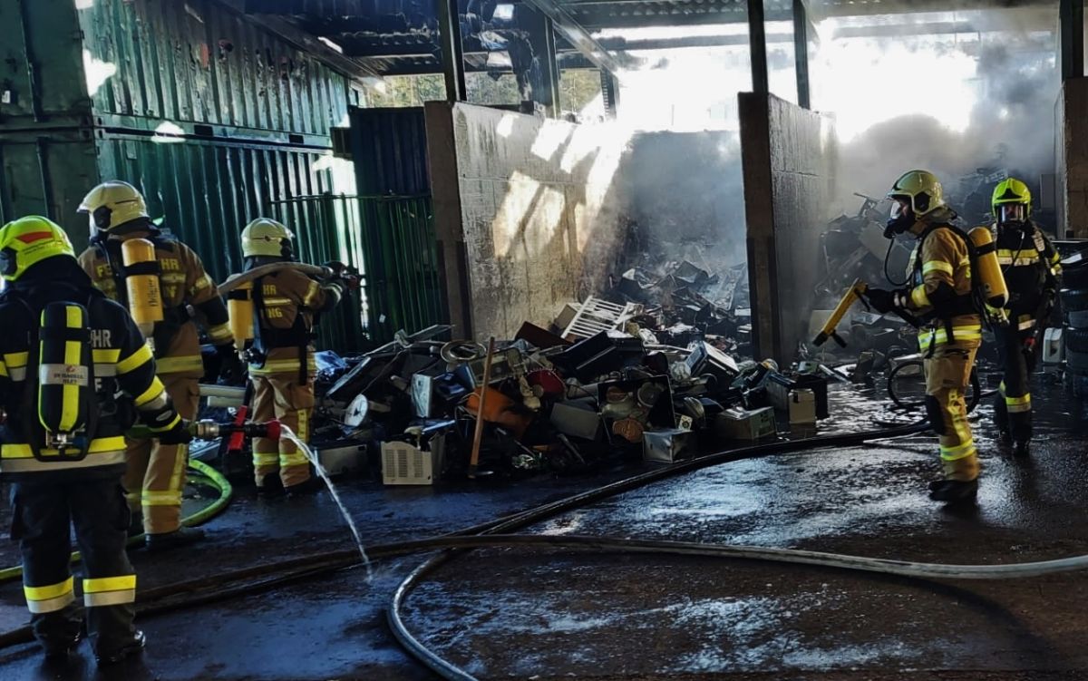 6 Feuerwehren kämpfen gegen Industriebrand