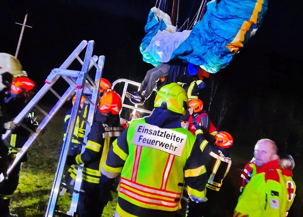 Paragleiter hängt in einer Hochspannungsleitung